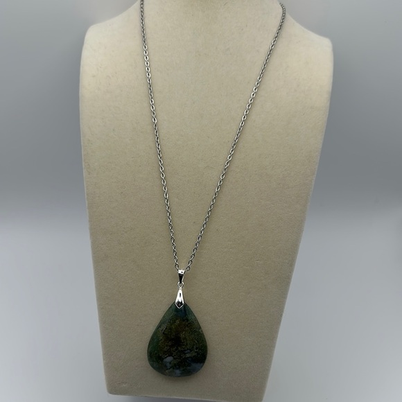 Elegant Green Pendant Necklace - Picture 2 of 8